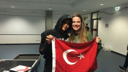 Gesto de garotas 'turcas' da Rihanna!
