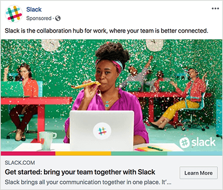 Esta é uma captura de tela de um anúncio do Facebook para o Slack. O texto do anúncio diz “Slack é o centro de colaboração para o trabalho, onde sua equipe está mais conectada”. Na imagem do anúncio, uma mulher negra está sentada em uma mesa com um laptop cinza. Seu cabelo é curto e preso para trás com uma fita colorida. Ela está vestindo uma blusa fuschia e colar turquesa, e está soprando em um gerador de ruído amarelo. Ao fundo, outras pessoas estão sentadas em mesas e vestindo roupas coloridas. O escritório está pintado de verde brilhante e confetes estão caindo do teto. Talia Wolf recomenda usar fotos como essa, que mostram emoção crua, em seus anúncios.