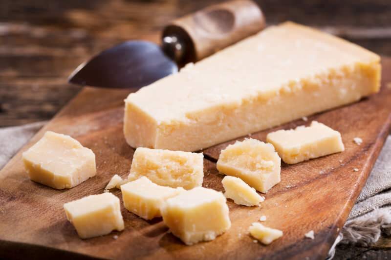 O que é o queijo parmesão e como é feito? Quais pratos são usados ​​com queijo parmesão?