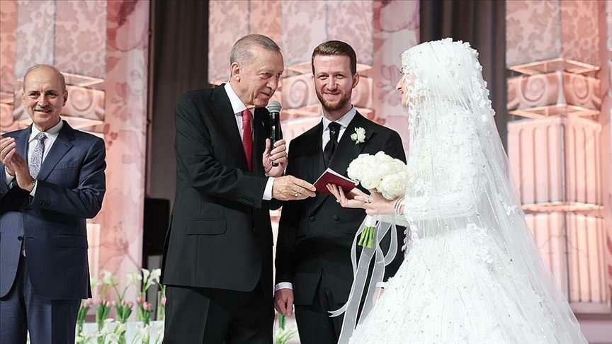 O presidente Erdoğan testemunhou o casamento de seu sobrinho Osama Erdoğan