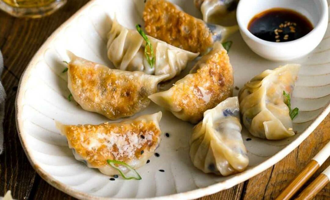 Como fazer gyoza Qual é a receita do gyoza de ravióli japonês? Aqui está o ravióli crocante e suculento...