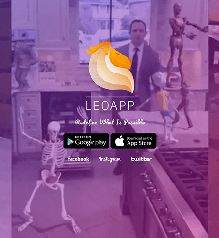 Esta é uma captura de tela da página inicial do aplicativo Leo AR. O fundo tem uma tonalidade roxa e mostra um homem dançando em sua cozinha com um esqueleto animado, uma criança animada com uma camiseta e shorts amarelos e um andróide animado. No centro está o nome do aplicativo e os botões para localizá-lo no Google Play e na App Store.