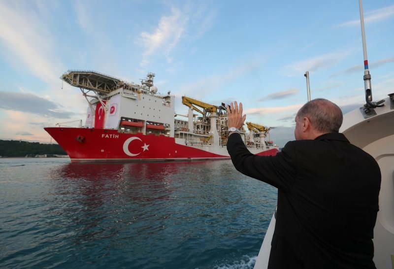 Navio conquistador encontrando reservas de gás natural no Mar Negro 