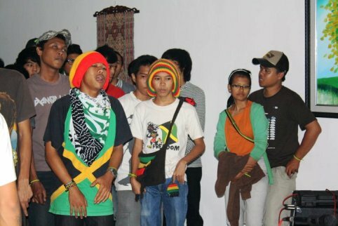 frequentadores de festa indonésios