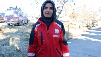 Com quem Emine Kuştepe está conversando com Azize no terremoto?