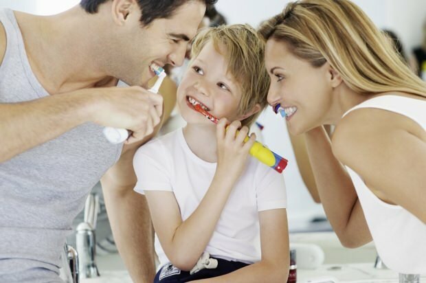 Fazendo creme dental natural para crianças em casa