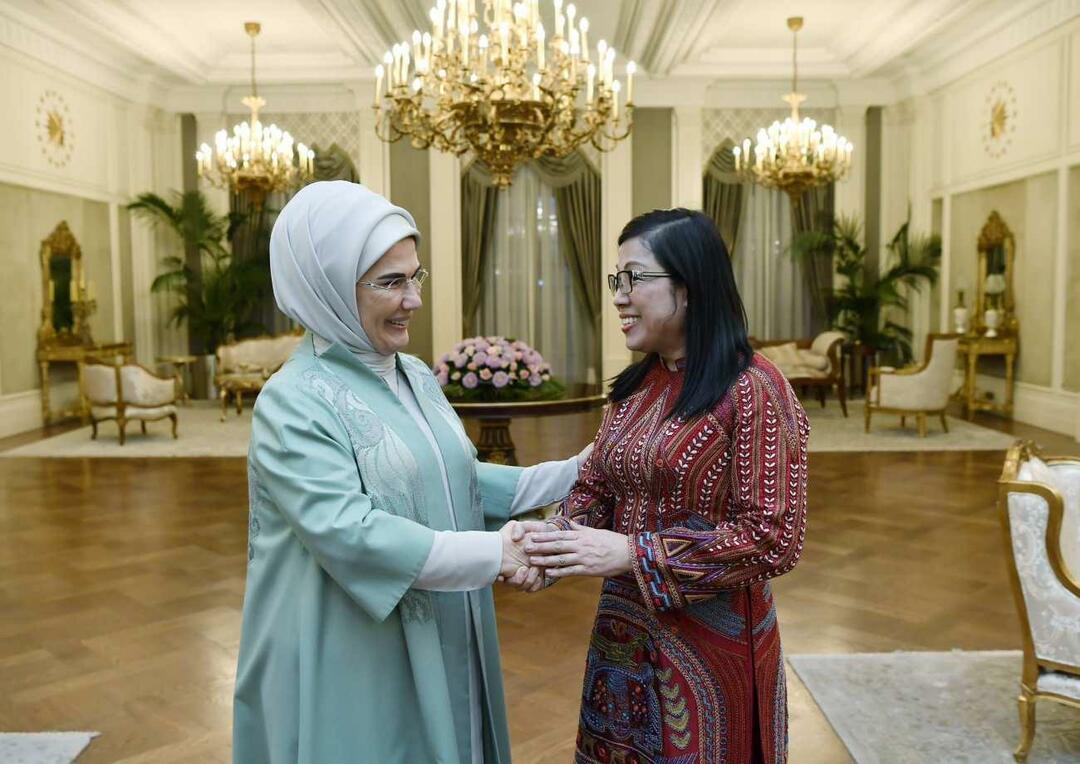 A primeira-dama Erdoğan e o primeiro-ministro do Vietname