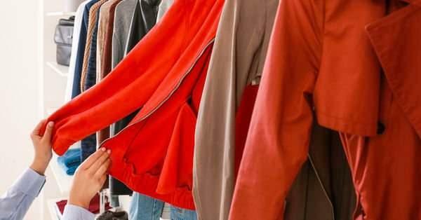 A doença pode ser transmitida pelas roupas experimentadas na loja?