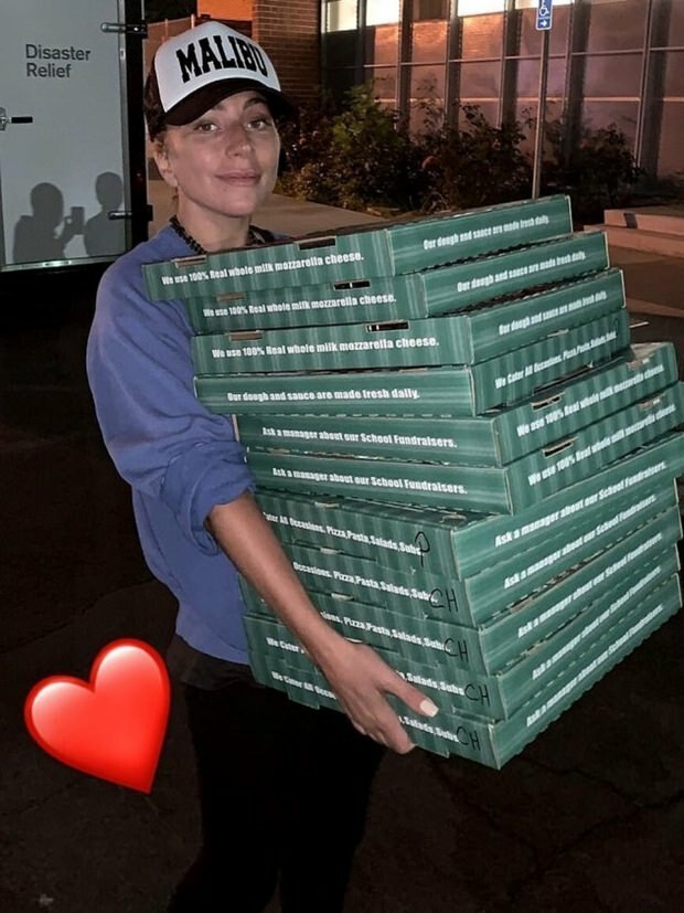 Lady Gaga mundialmente famosa se torna distribuidora de pizzas