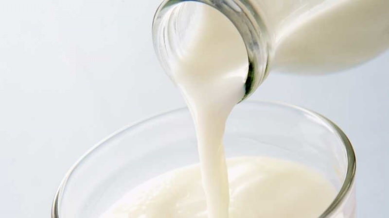 O que é feito para evitar realizá-lo enquanto despeja o leite? Técnica de derramar leite sem espirrar leite em você