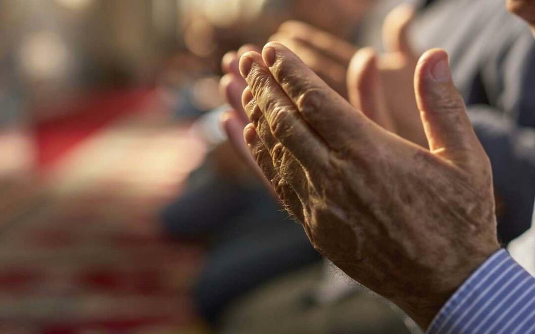 Mãos abertas para a oração