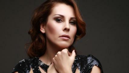 A cantora Funda Arar chamou a atenção com seu rosto de botox