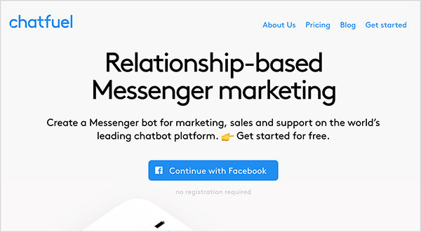 Esta é uma imagem do site Chatfuel. No canto superior esquerdo, a palavra “Chatfuel” aparece em texto azul. No canto superior direito estão as seguintes opções de navegação: Sobre nós, Preços, Blog, Primeiros passos. No centro da área principal do site há mais texto. Um grande título diz “Marketing de mensageiro baseado em relacionamento”. Abaixo do título está o seguinte texto: “Crie um bot do Messenger para marketing, vendas e suporte na plataforma de chatbot líder mundial. Comece gratuitamente. ” Abaixo desse texto, há um botão azul com o logotipo do Facebook e um texto azul que diz “Continue com o Facebook”. Natasha Takahashi diz que o Chatfuel é uma plataforma de criação de bots que permite aos profissionais de marketing criar um bot sem saber como codificar.