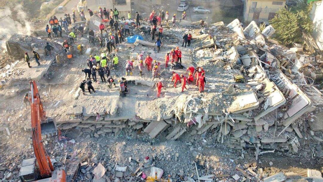 Hakkı Kara, que foi à zona do terremoto com o apoio de Oktay Kaynarca, fez um brinde e distribuiu!