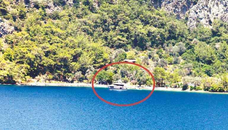 Şahan Gökbakar comprou uma casa em uma baía deserta! Ele foi perturbado por barcos de turismo ...