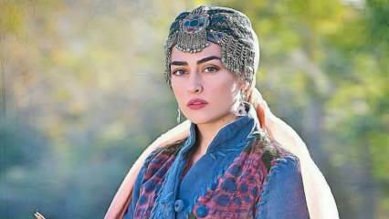 Esra Bilgiç, que interpreta Halime Sultan, o favorito de Diriliş Ertuğrul, se tornou o rosto da publicidade no Paquistão