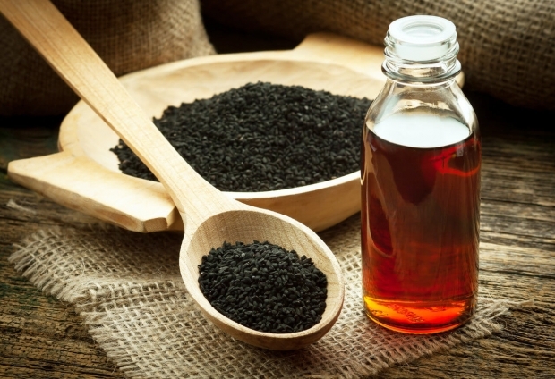 O óleo de semente de preto reduz as células nocivas na superfície da pele. 