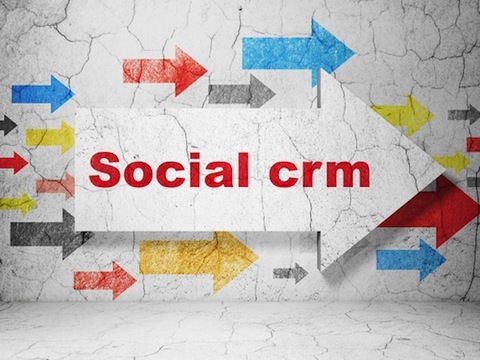 seta de conceito de negócio com crm social em fundo de parede de concreto texturizado