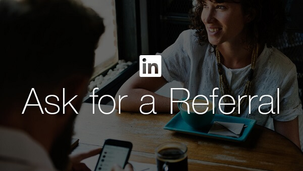  O LinkedIn está tornando mais fácil para quem procura emprego solicitar uma indicação de um amigo ou colega com o novo botão Solicitar uma indicação do LinkedIn.