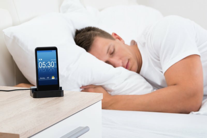 Dormir perto do telefone celular causa doenças graves
