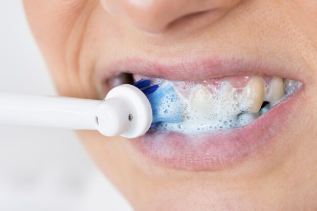 Como a saúde bucal e dental é protegida? Quais são as coisas a considerar ao limpar os dentes?