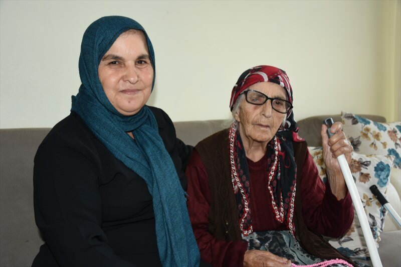 A avó Fatma de 95 anos, uma paciente com problemas cardíacos e pressão arterial, derrotou Kovid-19