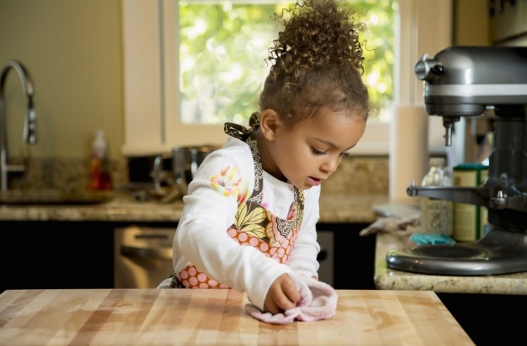 Que tarefas domésticas as crianças podem fazer?