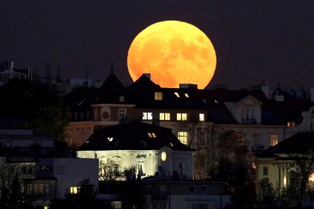 Se a super lua estiver perto da terra, a superfície da lua ficará vermelha
