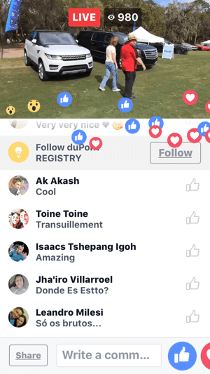 Durante a transmissão ao vivo do Facebook, você verá comentários e reações dos usuários na tela.