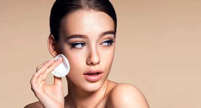 Como é feito o cuidado da pele após a maquiagem?