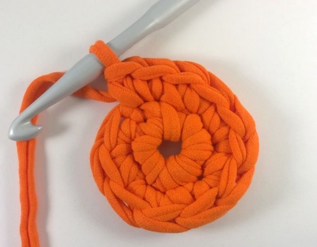 Como fazer uma cesta de fios penteados?