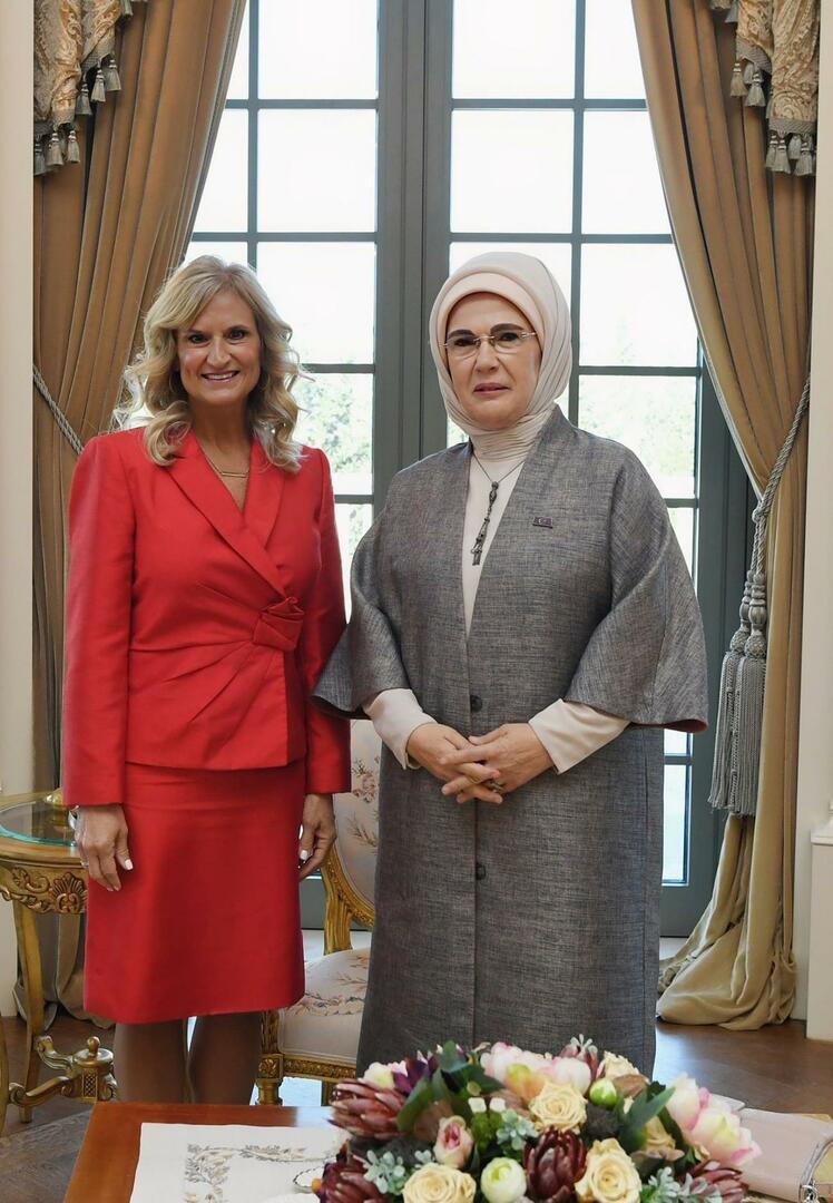 Emine Erdoğan se encontrou com a esposa do embaixador dos EUA em Ancara, Cheryl Flake