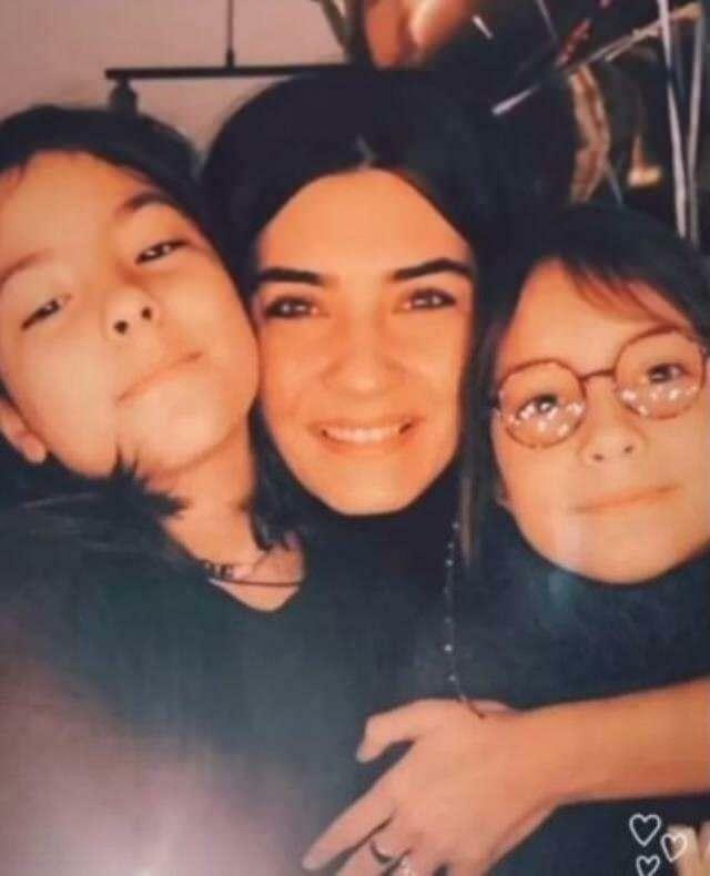 Tuba Büyüküstün compartilhou uma foto com suas filhas