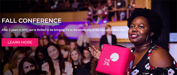 Esta é uma captura de tela do site da The 3% Conference. Em uma foto, uma mulher negra segura um cubo rosa brilhante com o logotipo da conferência impresso nele. Atrás dela está uma multidão de mulheres na conferência. O texto branco sobre a imagem diz "Depois de 3 anos em Nova York, estamos entusiasmados por trazer 3% para a cidade ventosa no belo Navy Pier." Um botão rosa brilhante diz “Saiba mais”. Melissa Cassera diz que esta conferência é um exemplo de empresa com uma história de busca.