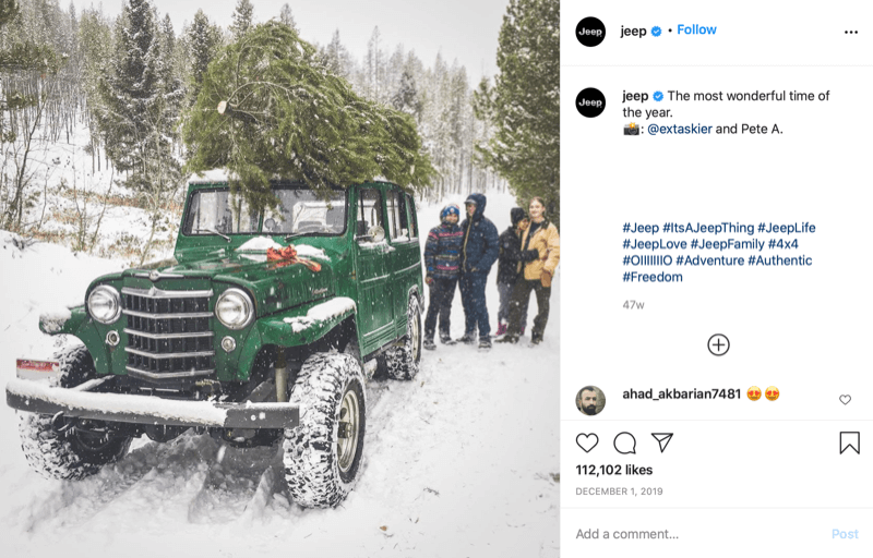 postagem no instagram de @jeep mostrando uma família no final de uma caça à árvore de natal com uma árvore no topo de seu jipe, mergulhado na neve e nas árvores