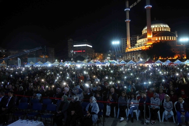 O artista bósnio Zeyd Şoto e Eşref Ziya Terzi fizeram um concerto em Bağcılar 