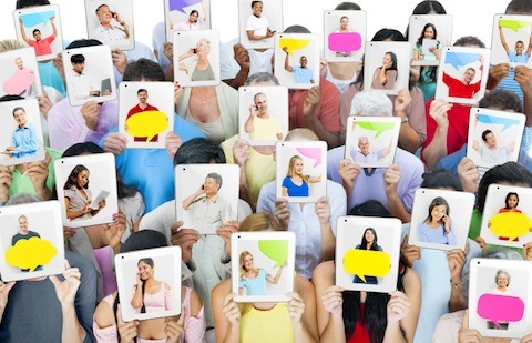 grupo multiétnico de pessoas segurando tablets na frente dos rostos