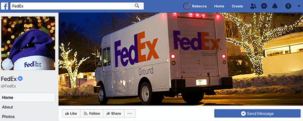 Esta é uma captura de tela da página da FedEx no Facebook. Para as férias, a imagem do perfil é um chapéu de Papai Noel roxo com FedEx impresso na faixa branca. A foto da capa é um caminhão FedEx passando por casas decoradas com luzes.