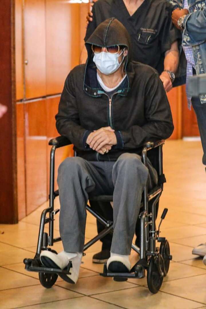 Fotos de Brad Pitt assustado em uma cadeira de rodas!