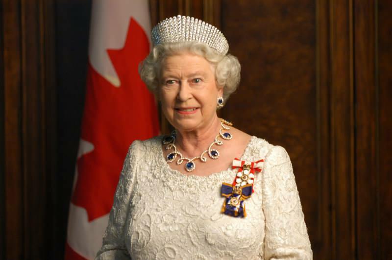 A rainha Elizabeth deixou o palácio por medo do vírus corona! Visto pela primeira vez após 72 dias