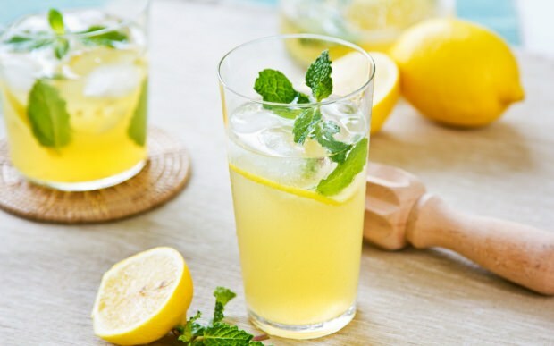 O que acontece se bebermos suco de limão regular?