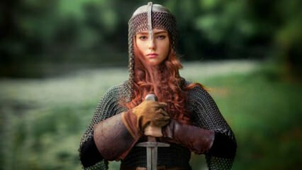 Menina sueca encontrou espada de 1500 anos no lago