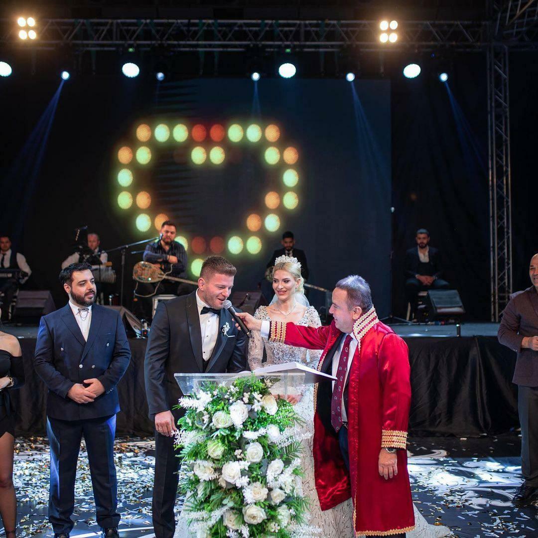 O casamento do famoso casal foi realizado pelo prefeito do município metropolitano de Antalya.