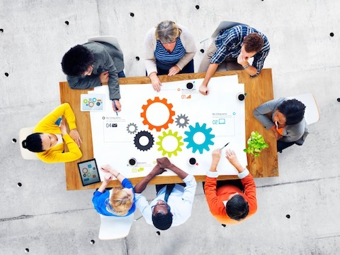 grupo de empresários encontrando o trabalho em equipe