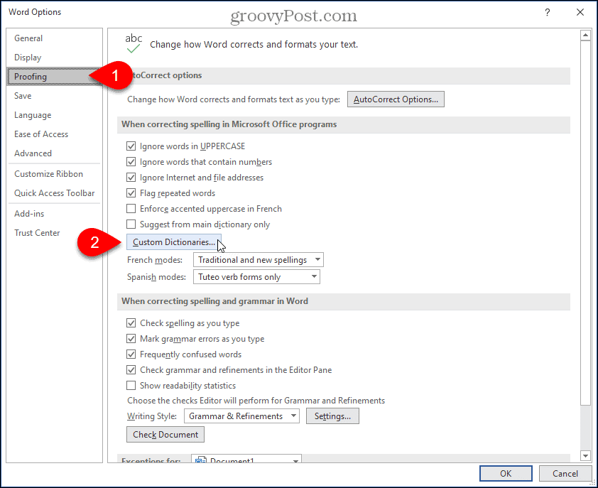 Clique em Dicionários personalizados nas configurações do Word.