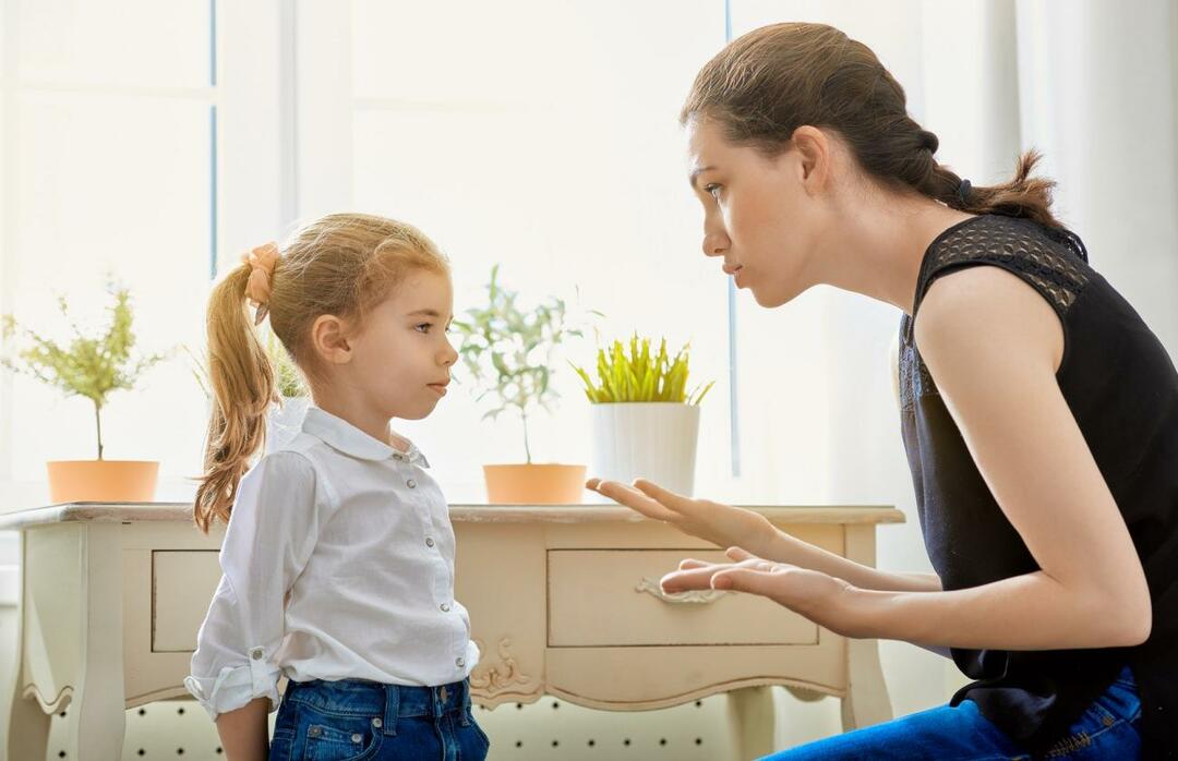 Quais são as razões da fala tardia em crianças?