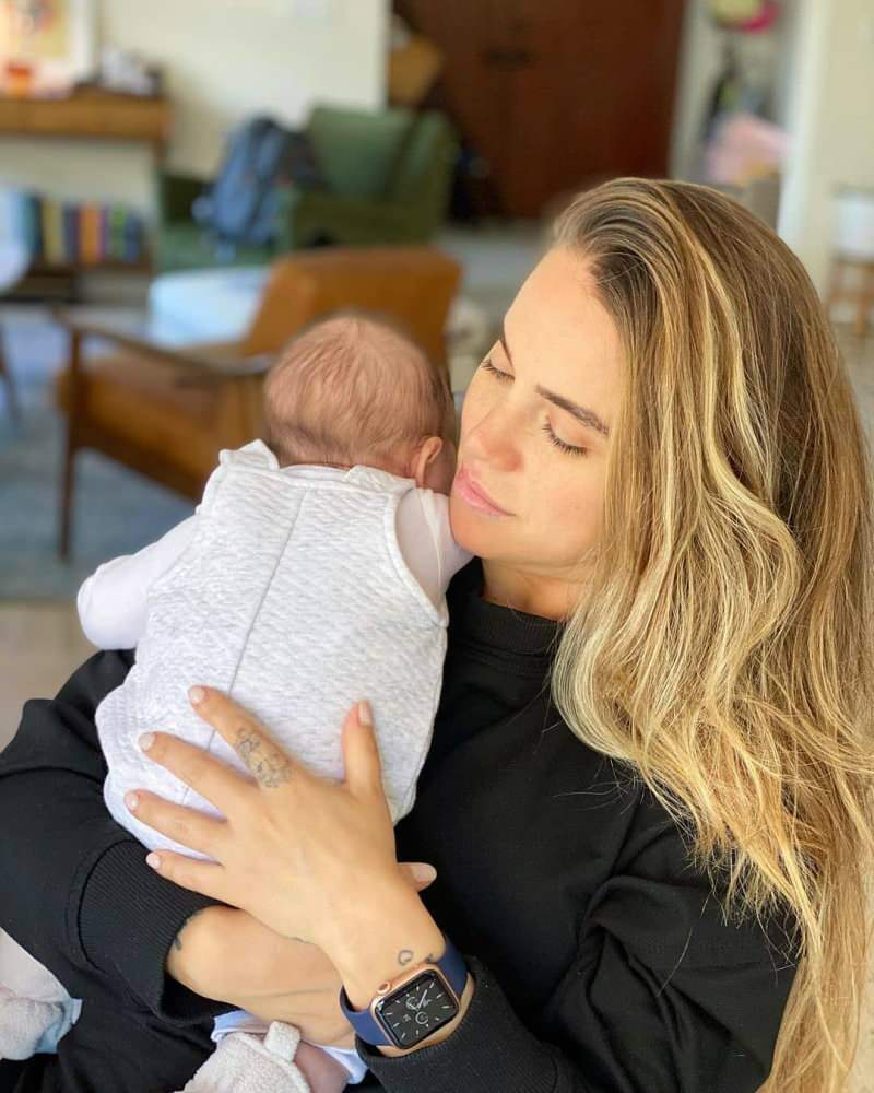 A mudança da atriz Ceyda Ateş depois de pegar seu bebê nos braços!