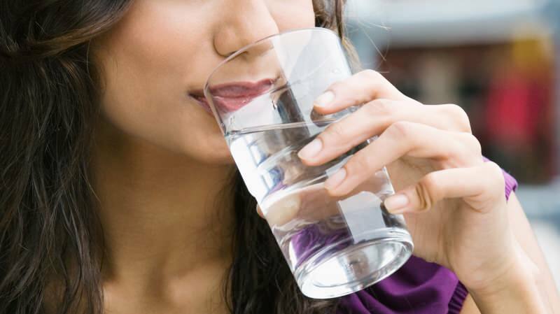 É prejudicial beber água entre as refeições?