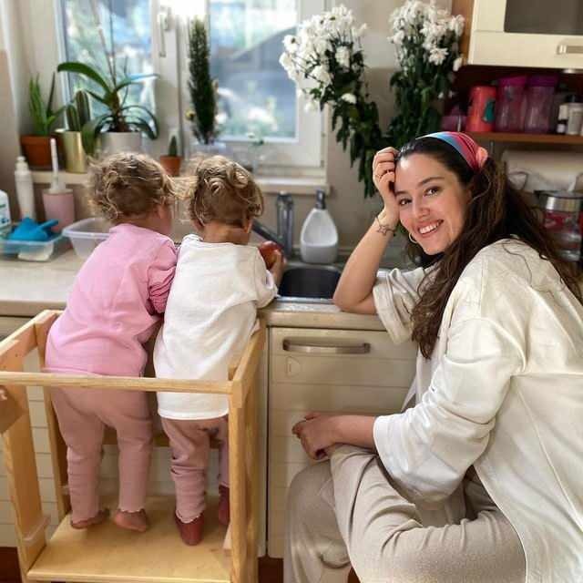 Compartilhando de sua mãe gêmea Pelin Akil que te faz sorrir com seus filhos!
