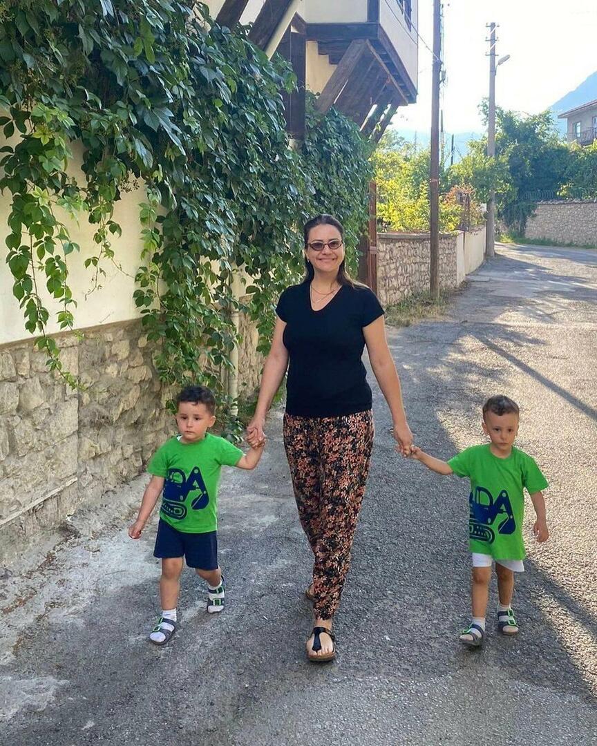 Ezgi Sertel de férias com os filhos